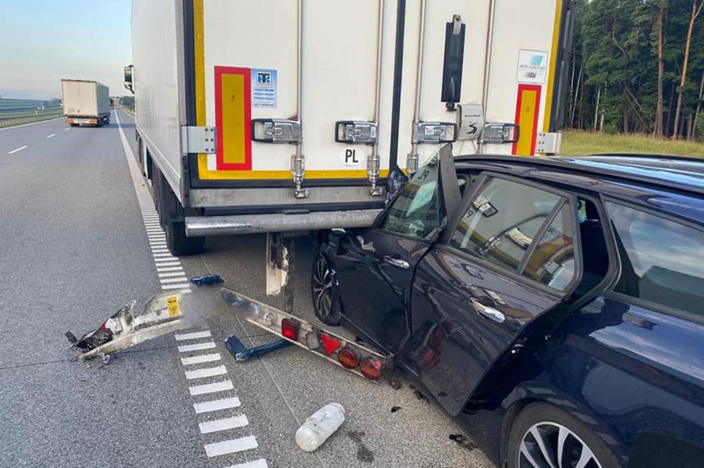 A1. Osobówka wbiła się pod tira