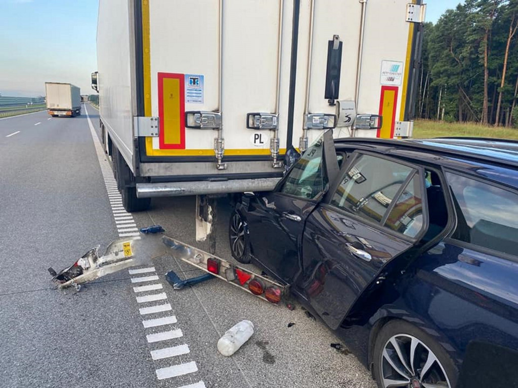 A1. Osobówka wbiła się pod tira