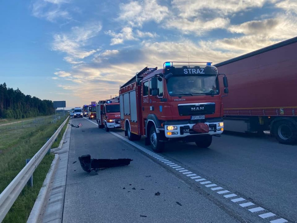 A1. Osobówka wbiła się pod tira