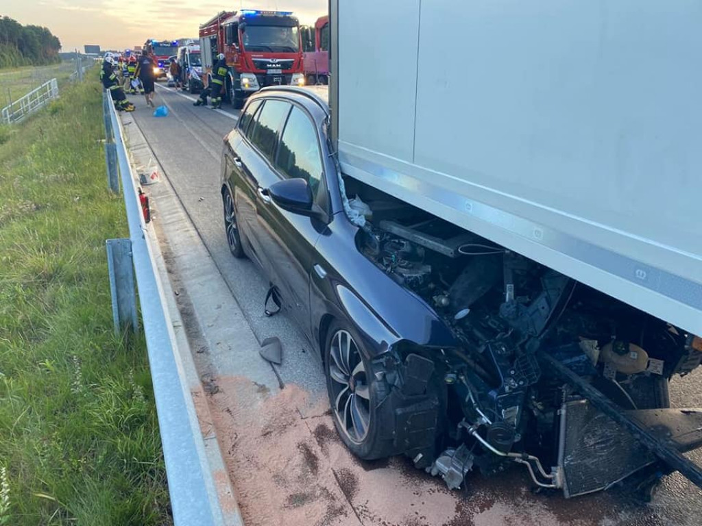 A1. Osobówka wbiła się pod tira
