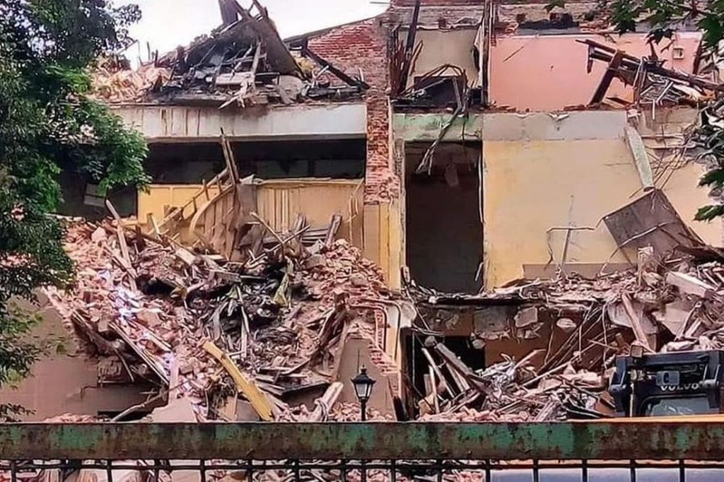 Rozbiórka spalonego budynku, w którym była szkoła