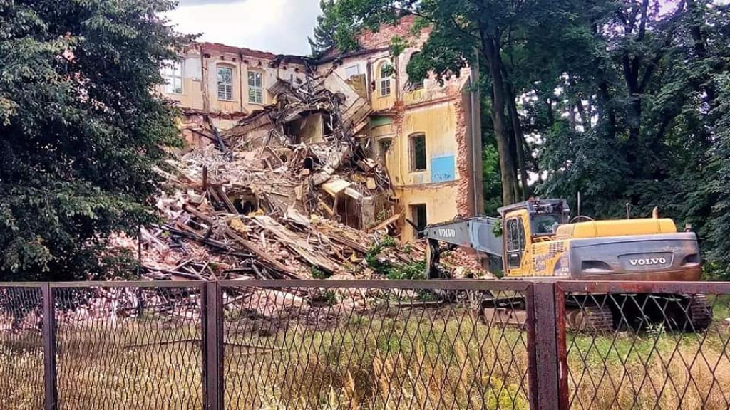 Rozbiórka spalonego budynku, w którym była szkoła