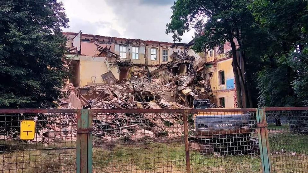 Rozbiórka spalonego budynku, w którym była szkoła