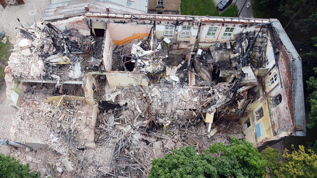 Rozbiórka spalonego budynku, w którym była szkoła