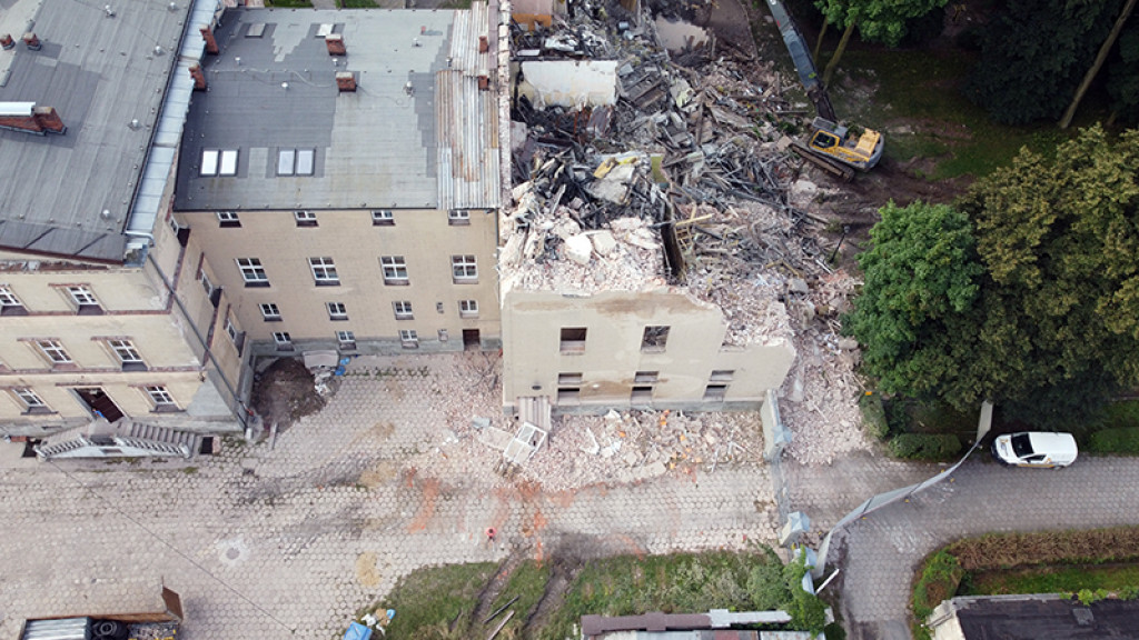 Rozbiórka spalonego budynku, w którym była szkoła