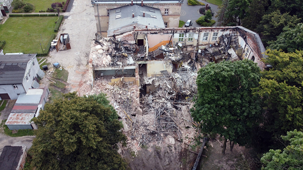 Rozbiórka spalonego budynku, w którym była szkoła