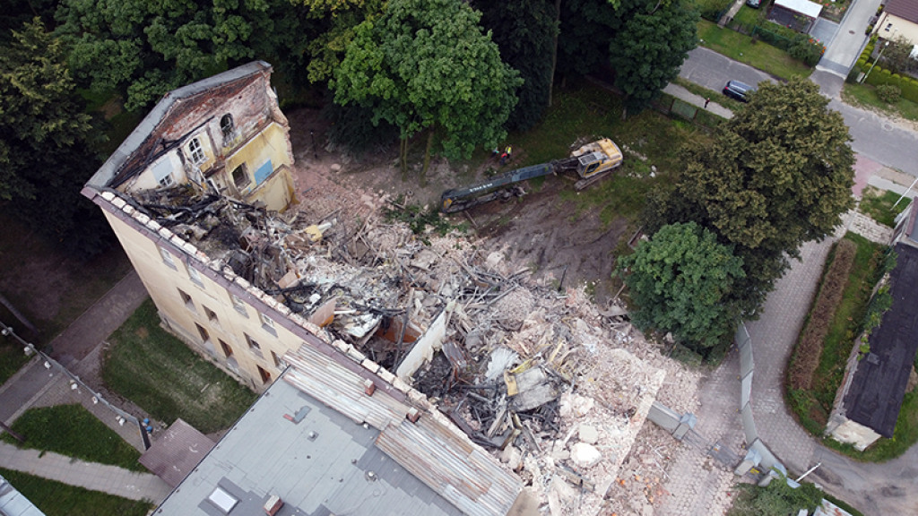 Rozbiórka spalonego budynku, w którym była szkoła