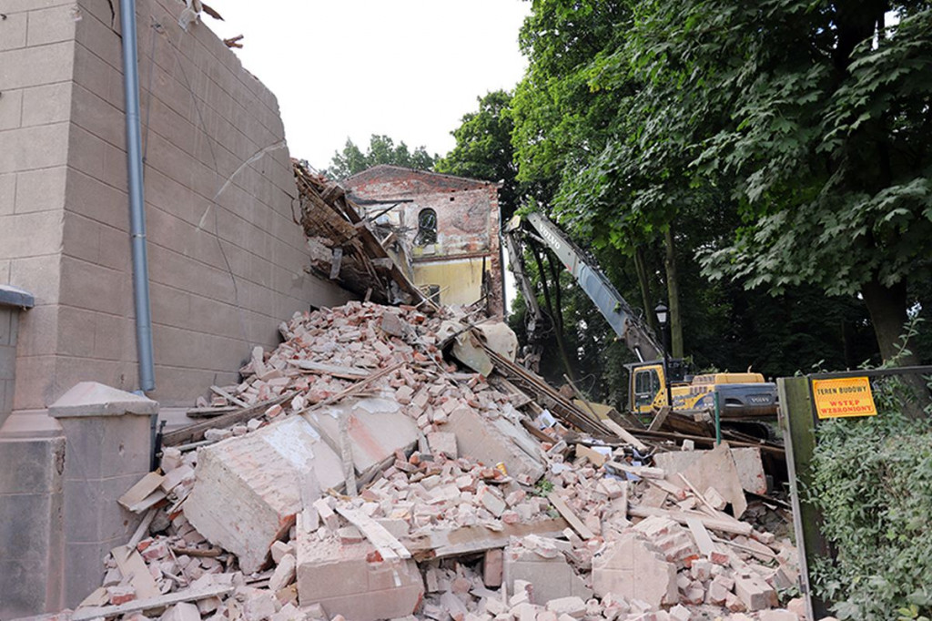 Rozbiórka spalonego budynku, w którym była szkoła