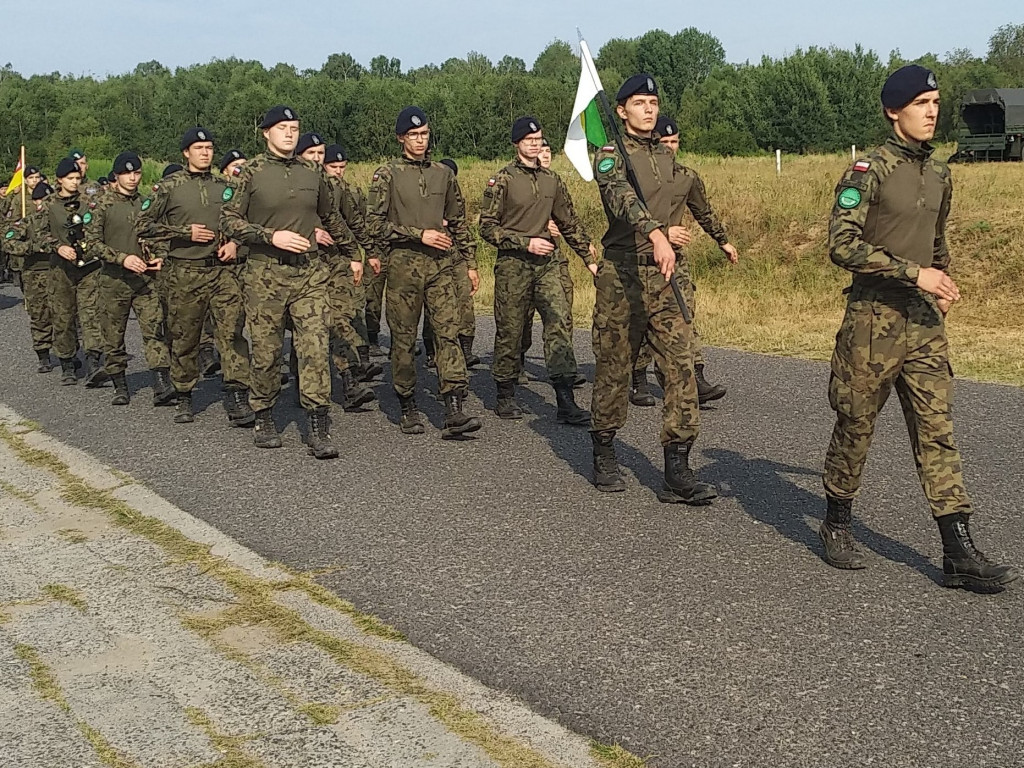 Kadeci z Kolejówki na poligonie