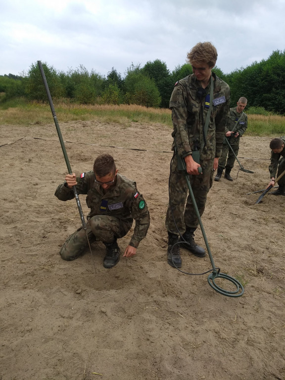 Kadeci z Kolejówki na poligonie