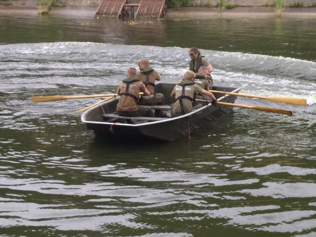 Kadeci z Kolejówki na poligonie