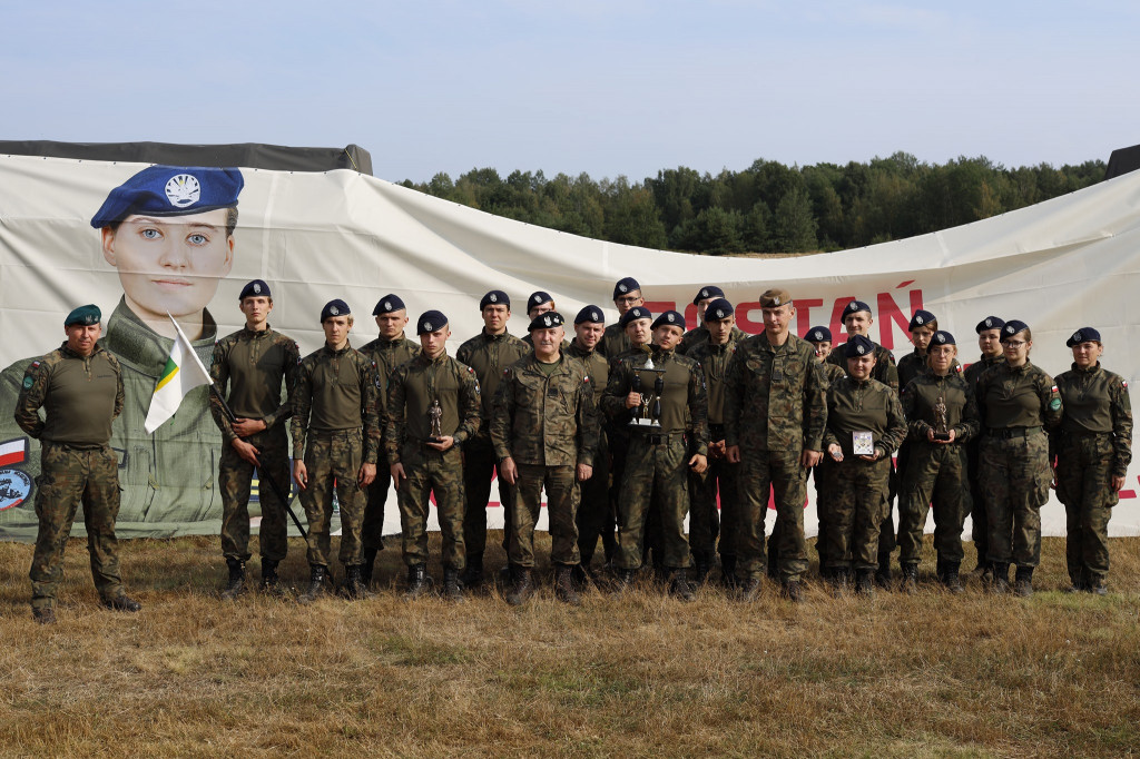 Kadeci z Kolejówki na poligonie