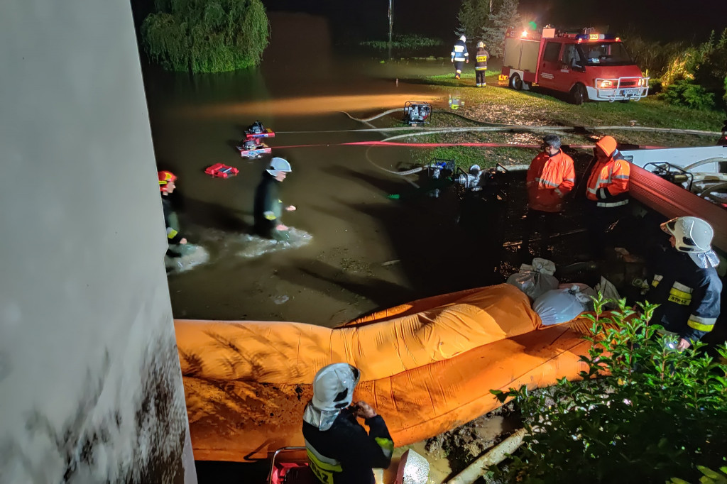 Woda wdziera się na posesje. Trzeba pompować