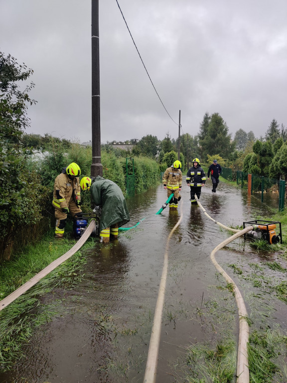 Woda wdziera się na posesje. Trzeba pompować