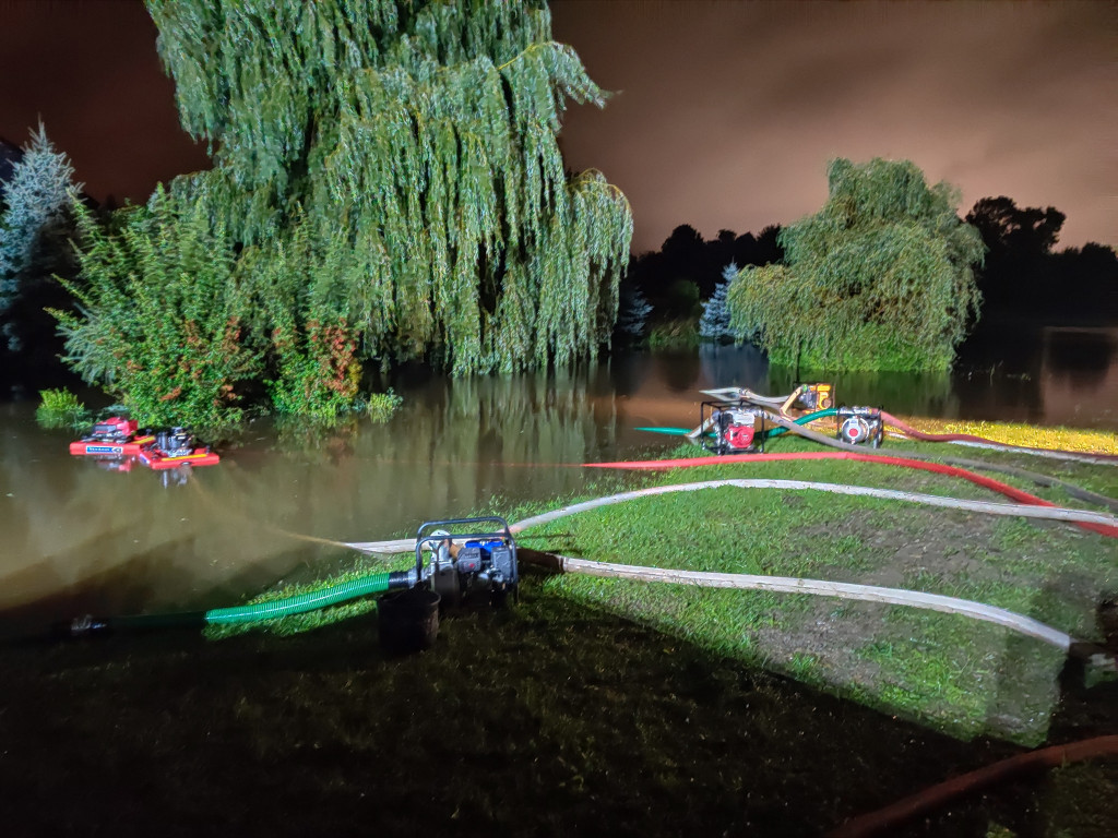 Woda wdziera się na posesje. Trzeba pompować