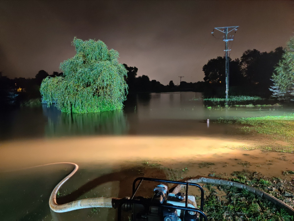 Woda wdziera się na posesje. Trzeba pompować