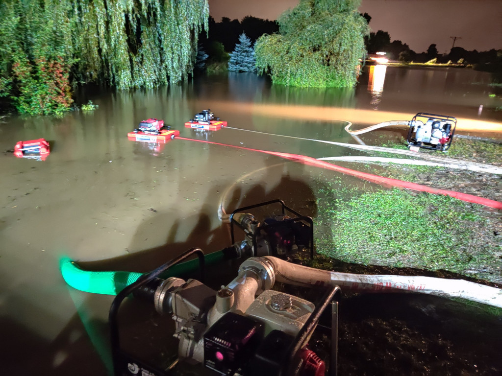 Woda wdziera się na posesje. Trzeba pompować
