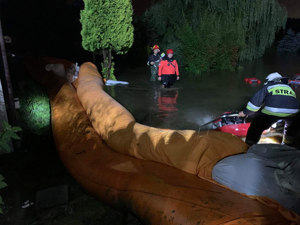 Woda wdziera się na posesje. Trzeba pompować