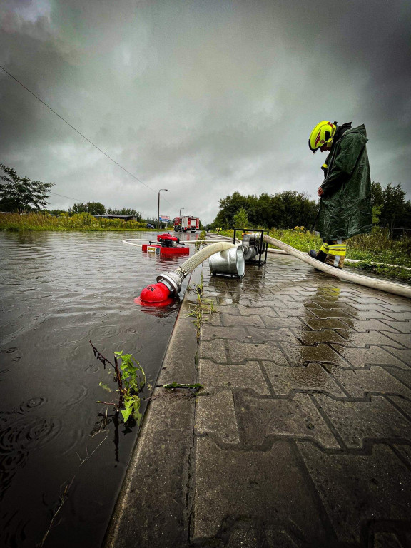 Woda wdziera się na posesje. Trzeba pompować