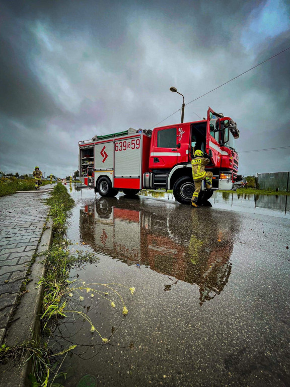 Woda wdziera się na posesje. Trzeba pompować