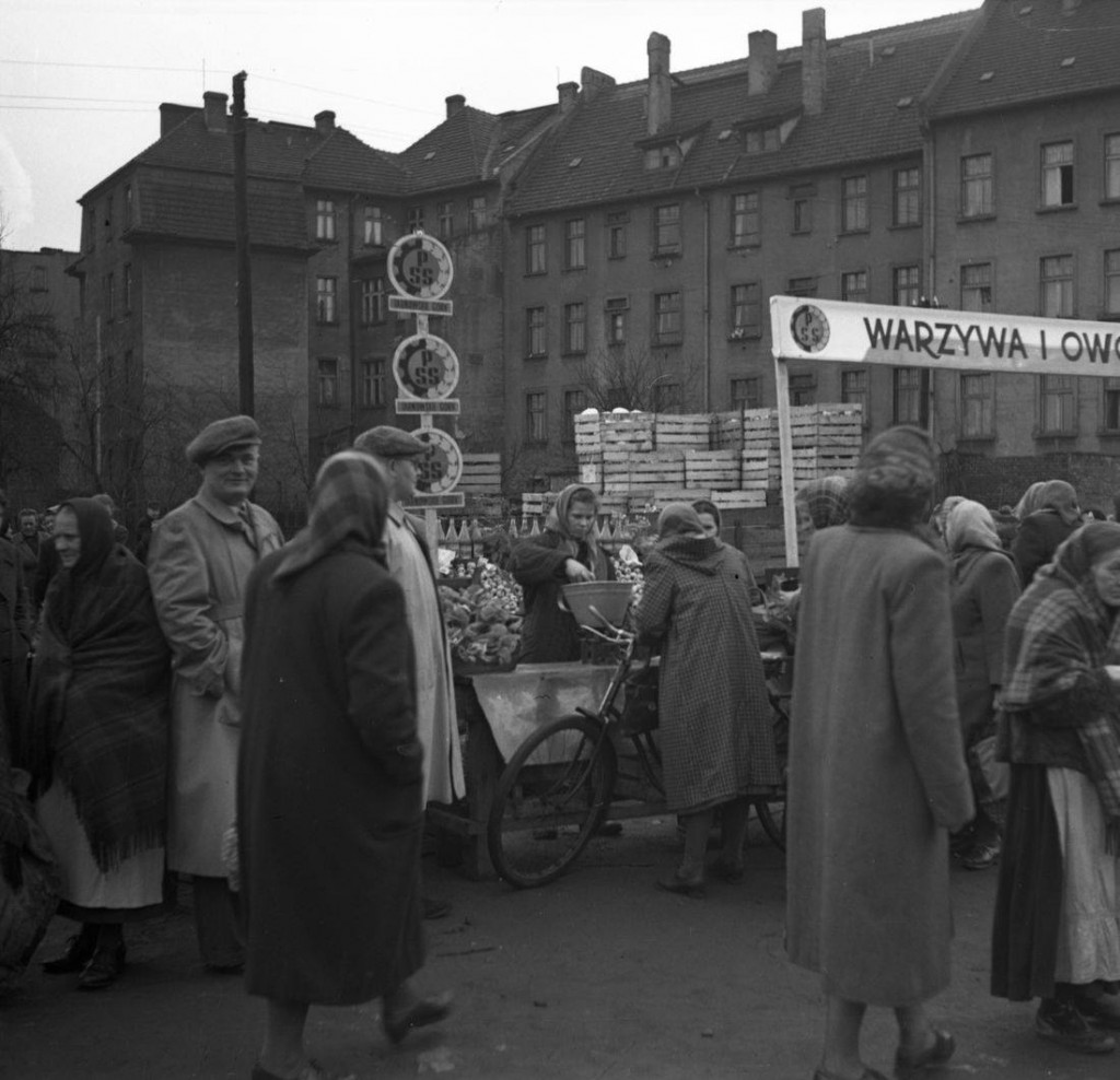 Tarnowskie Góry. Kto pamięta targ przy Sienkiewicza?
