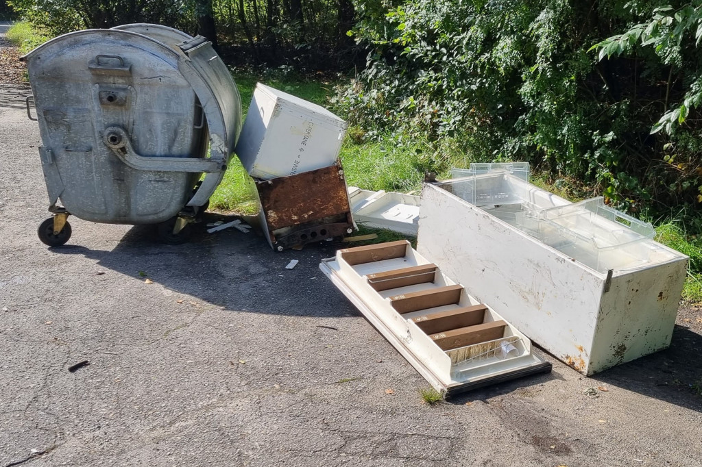 Zalew Nakło-Chechło. Wywieźli śmieci, zostawili dokumenty