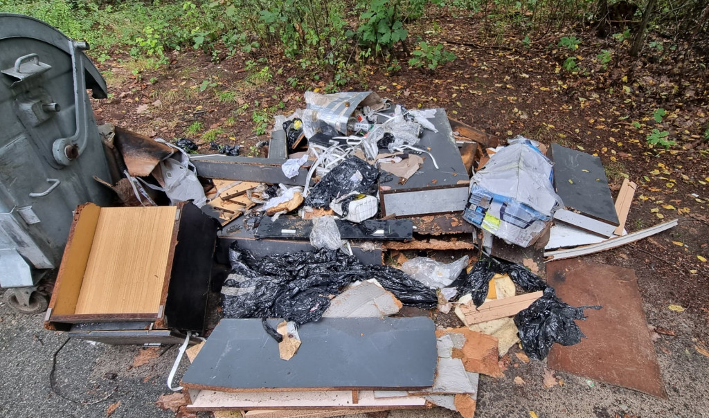 Zalew Nakło-Chechło. Wywieźli śmieci, zostawili dokumenty