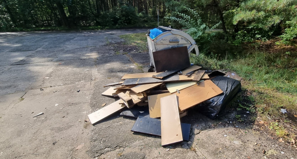 Zalew Nakło-Chechło. Wywieźli śmieci, zostawili dokumenty