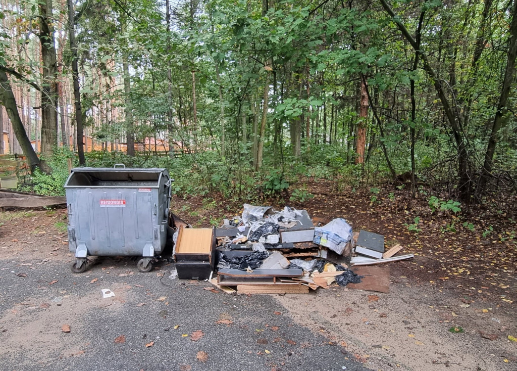 Zalew Nakło-Chechło. Wywieźli śmieci, zostawili dokumenty