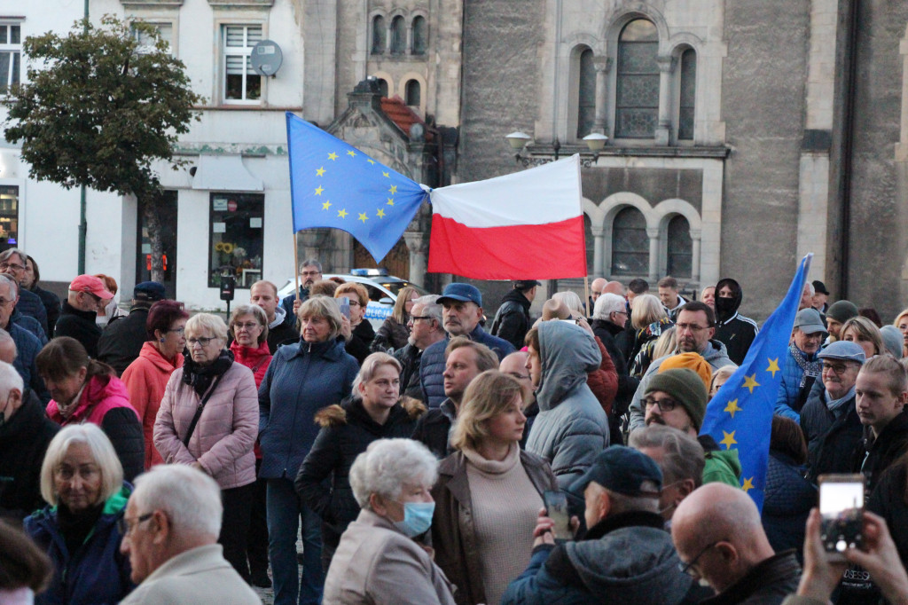 Protest na rynku. Szlaban dla PiS, zostajemy w UE
