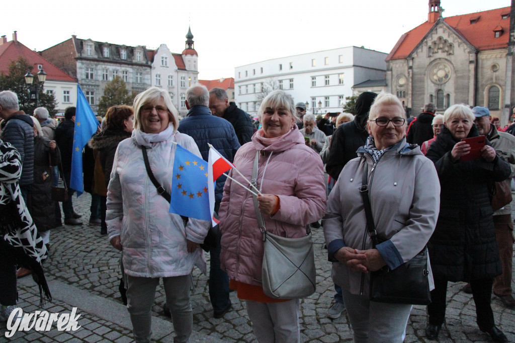 Protest na rynku. Szlaban dla PiS, zostajemy w UE