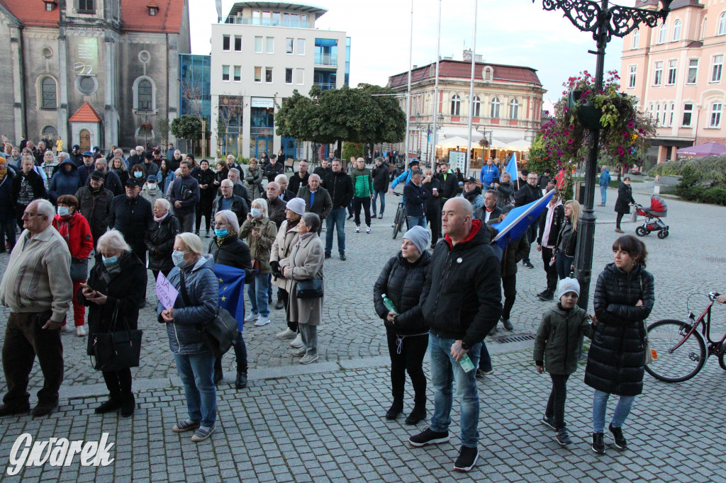 Protest na rynku. Szlaban dla PiS, zostajemy w UE