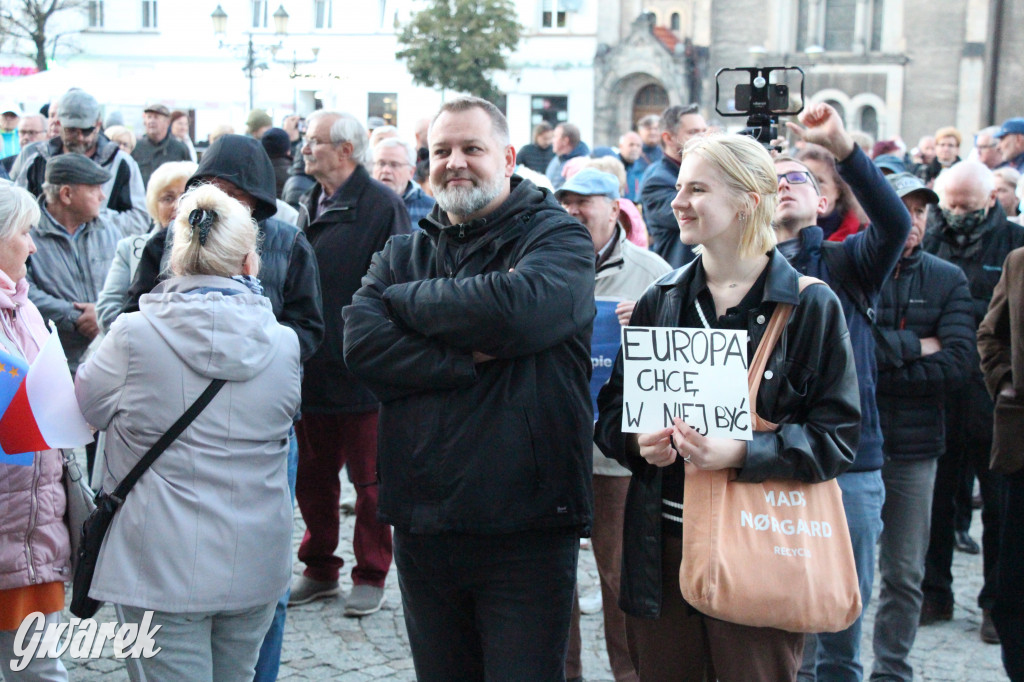 Protest na rynku. Szlaban dla PiS, zostajemy w UE