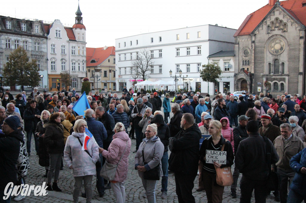 Protest na rynku. Szlaban dla PiS, zostajemy w UE
