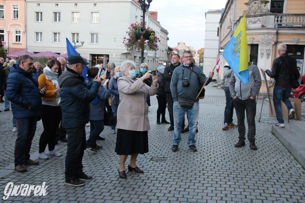 Protest na rynku. Szlaban dla PiS, zostajemy w UE