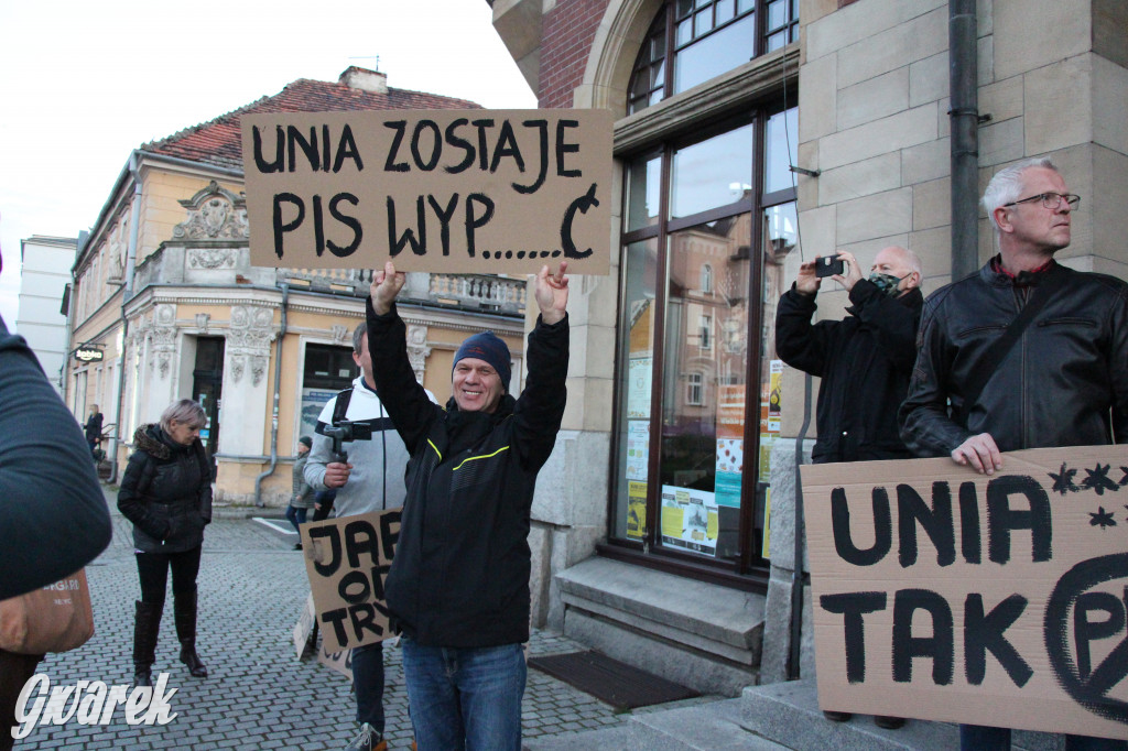 Protest na rynku. Szlaban dla PiS, zostajemy w UE