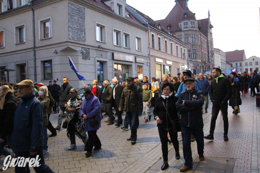 Protest na rynku. Szlaban dla PiS, zostajemy w UE
