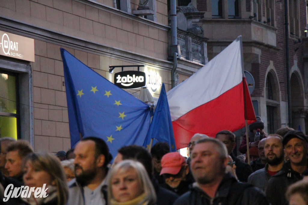 Protest na rynku. Szlaban dla PiS, zostajemy w UE