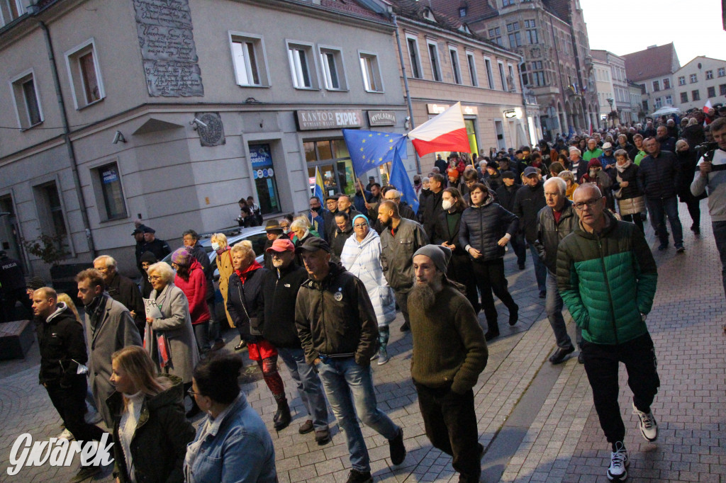 Protest na rynku. Szlaban dla PiS, zostajemy w UE