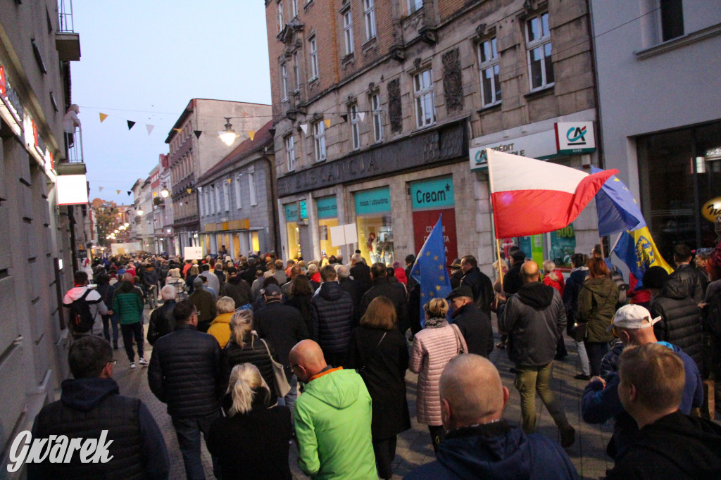 Protest na rynku. Szlaban dla PiS, zostajemy w UE