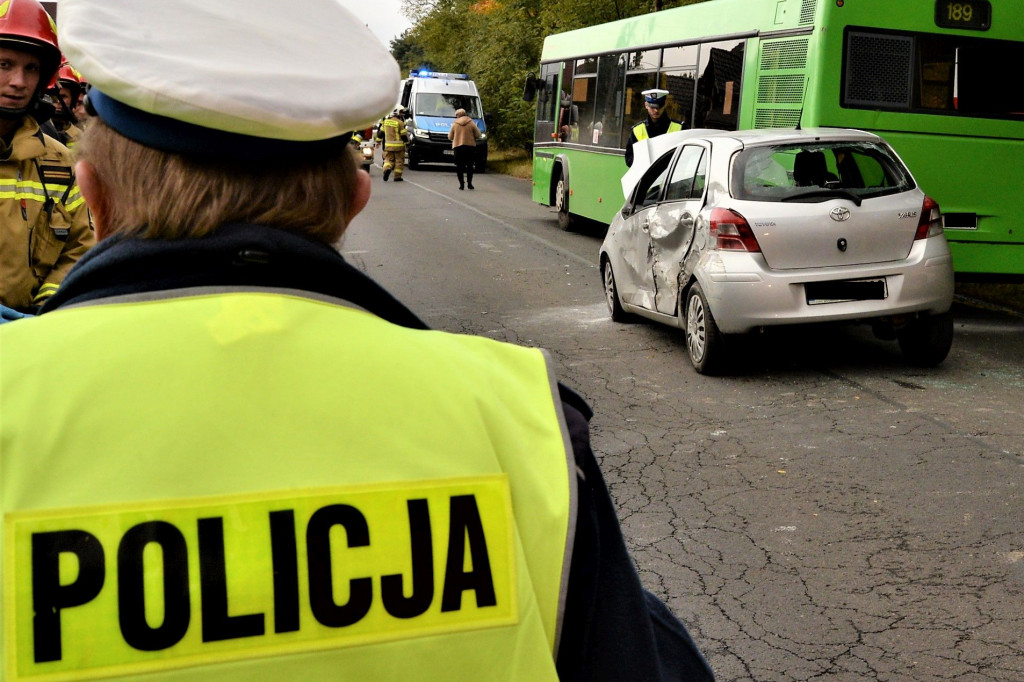 Tarnowskie Góry. Yaris między autobusem a ciężarówką