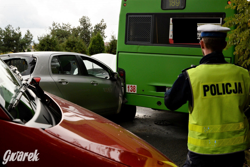 Tarnowskie Góry. Yaris między autobusem a ciężarówką