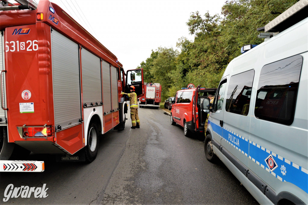 Tarnowskie Góry. Yaris między autobusem a ciężarówką