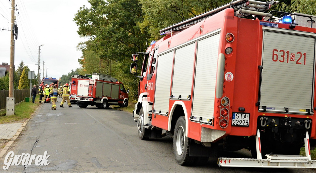 Tarnowskie Góry. Yaris między autobusem a ciężarówką