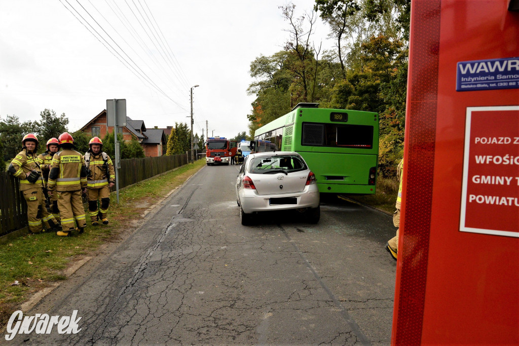 Tarnowskie Góry. Yaris między autobusem a ciężarówką