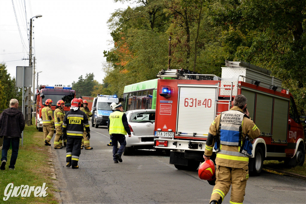 Tarnowskie Góry. Yaris między autobusem a ciężarówką
