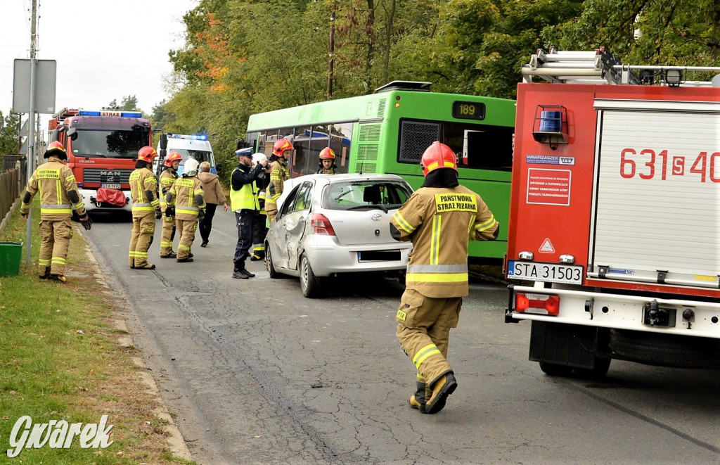 Tarnowskie Góry. Yaris między autobusem a ciężarówką