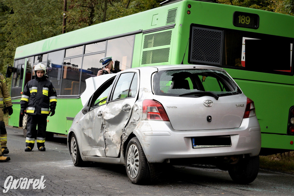 Tarnowskie Góry. Yaris między autobusem a ciężarówką