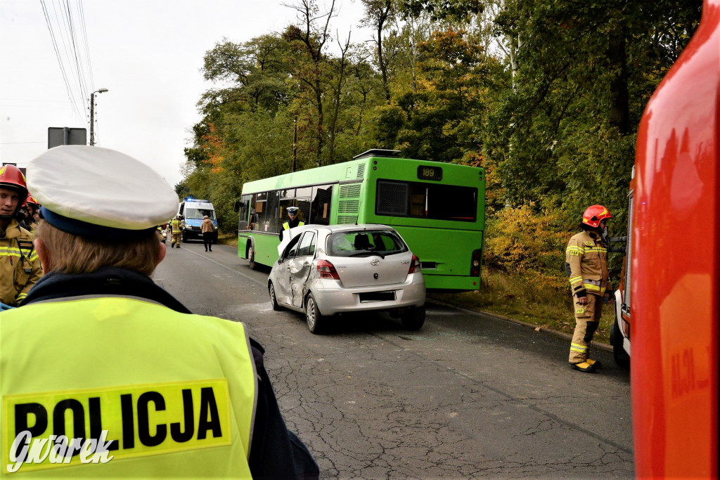 Tarnowskie Góry. Yaris między autobusem a ciężarówką