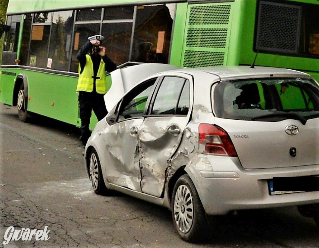 Tarnowskie Góry. Yaris między autobusem a ciężarówką